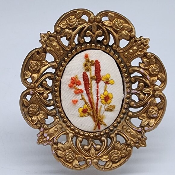 Vintage Cameo Creation Floral Embroidery Picture Frame Plastic Filigree - Picture 1 of 11